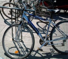 'fourche de vélo montée à l'envers'